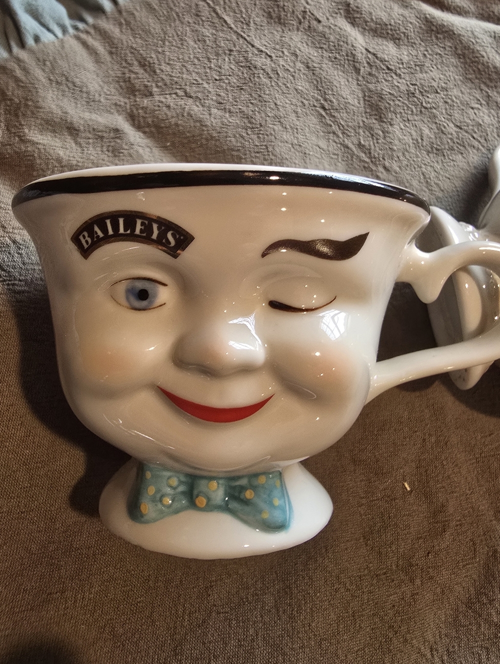 Set Of 4 Baileys Irish Creme Winking Mugs And Creamer - Picture 7 of 10